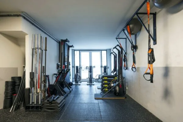 Fitnessruimte aan de Albert Cuypstraat met krachttrainingsapparatuur, halters en functional-trainingsmateriaal.